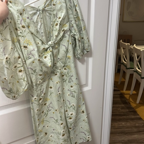 H&M floral mini dress with open back - Picture 3 of 3